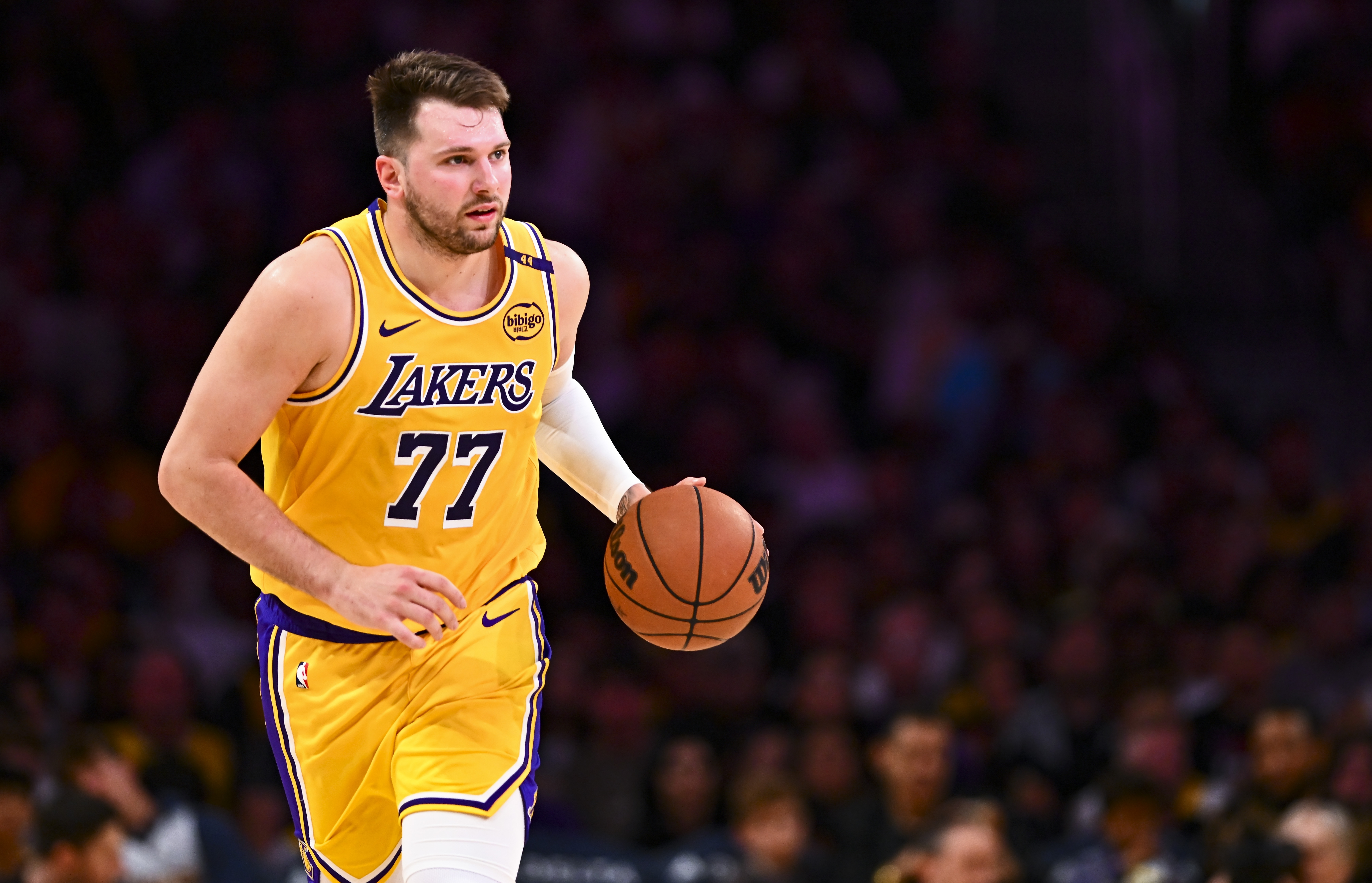 开云体育-东契奇在巴塞罗那比赛中表现优异，大比分获胜引发热议！赛场气氛高涨-开云体育