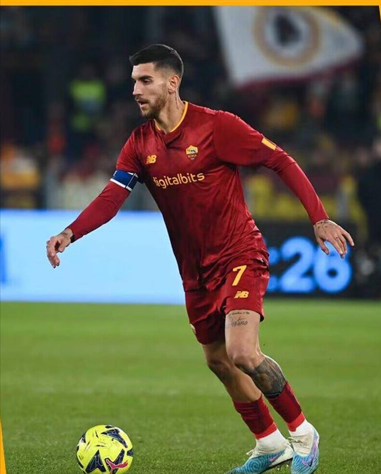 开云体育-罗马训练开放日，冲刺阶段单刀错失引欢呼，意大利杯在即，纪律约束更严格-开云体育